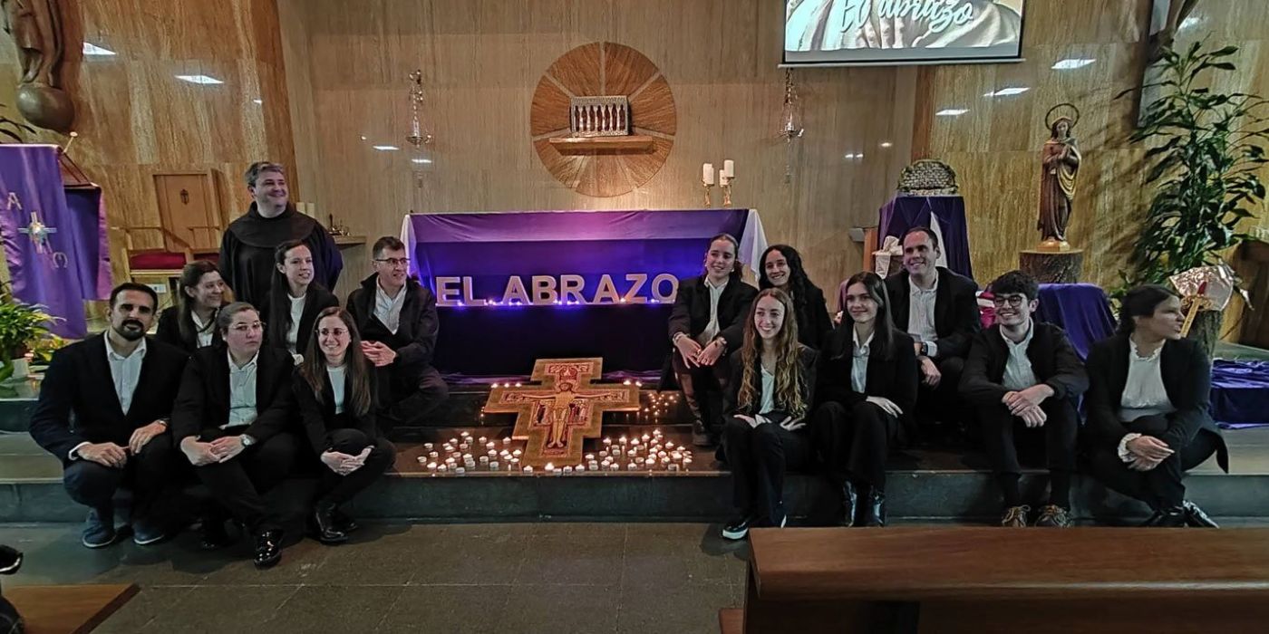 El abrazo vivo en la Parroquia Cristo de la Paz. Madrid