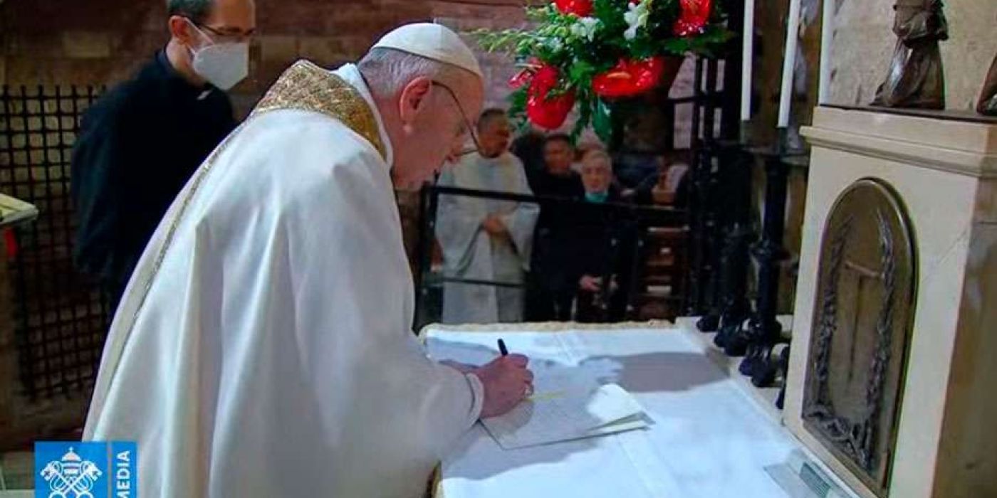 El Papa Francisco firma la Encíclica Fratelli tutti en Asís