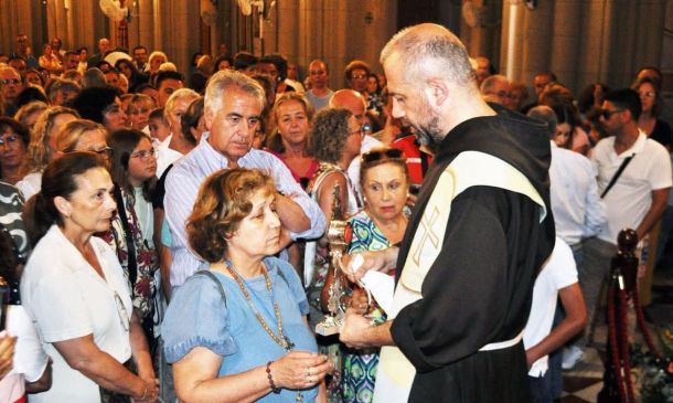 El Santuario de Regla se llena de fieles para venerar la reliquia del beato Carlo Acutis